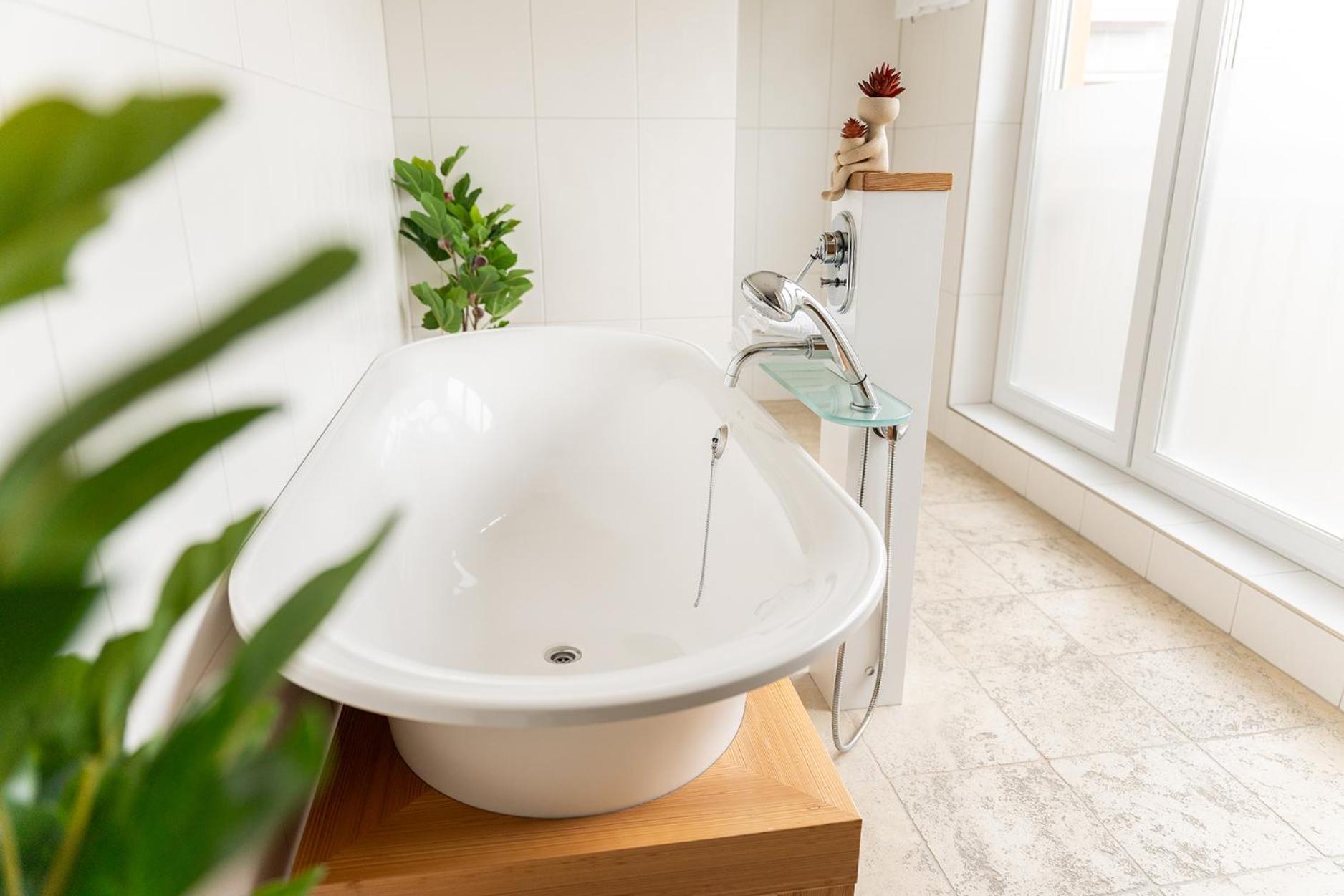 Vier Jahreszeiten Therme & Kliniken Naehe Freiburg & Schwarzwald Ideal Fuer Wellness Kur & Business Ausfluege 24h Check In- Wlan & Parken Gratis Bad Krozingen